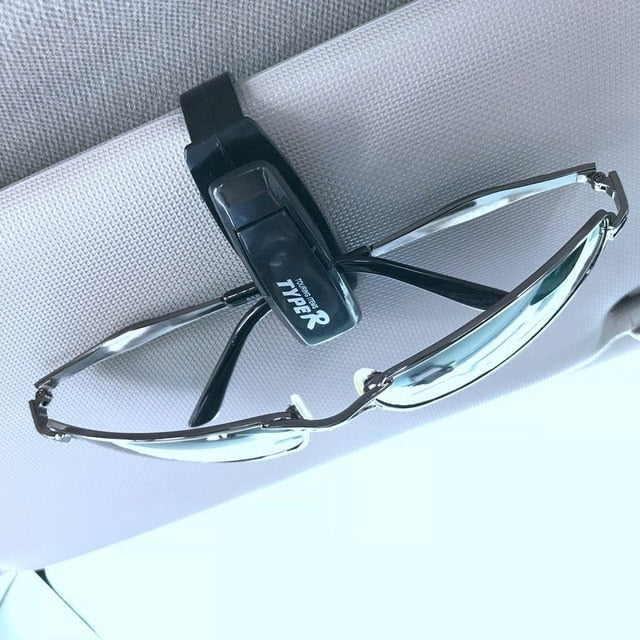 TYPER. Clip-soporte de automóvil para gafas de sol.