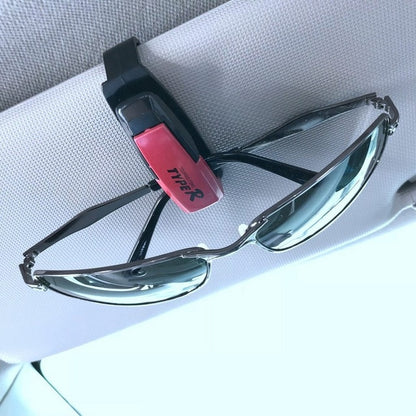 TYPER. Clip-soporte de automóvil para gafas de sol.