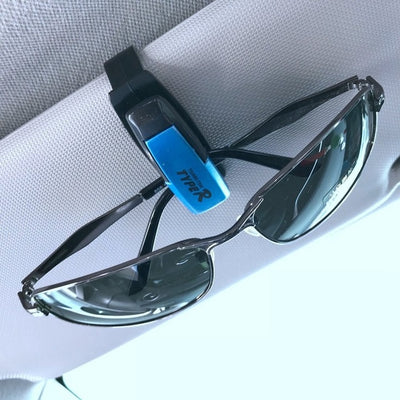 TYPER. Clip-soporte de automóvil para gafas de sol.