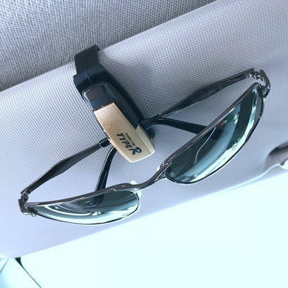 TYPER. Clip-soporte de automóvil para gafas de sol.