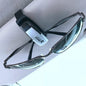 TYPER. Clip-soporte de automóvil para gafas de sol.