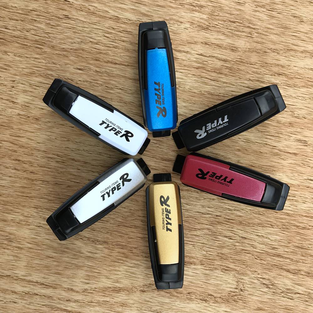TYPER. Clip-soporte de automóvil para gafas de sol.